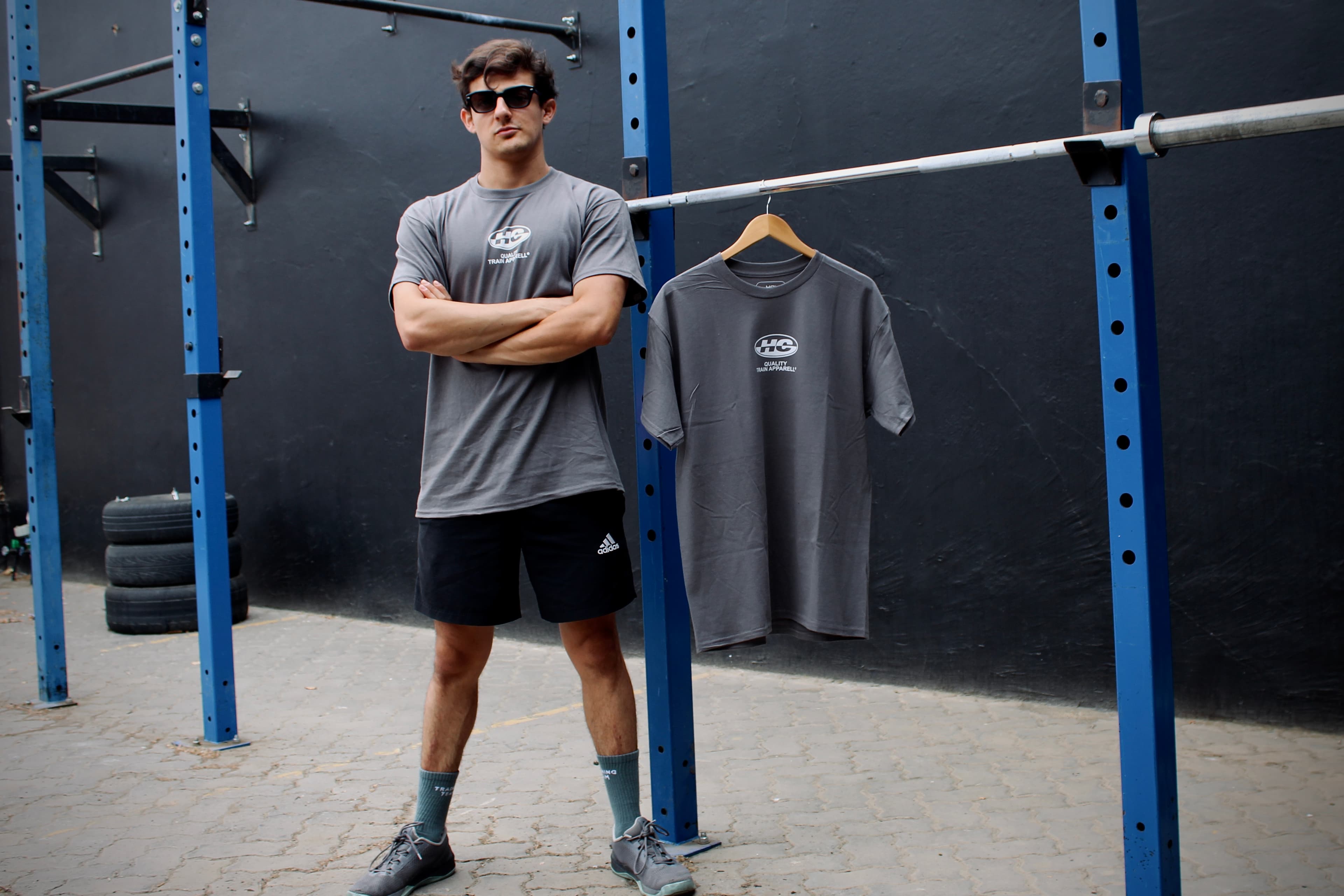 Modelo usando la polera gris del Drop 02 junto a la prenda