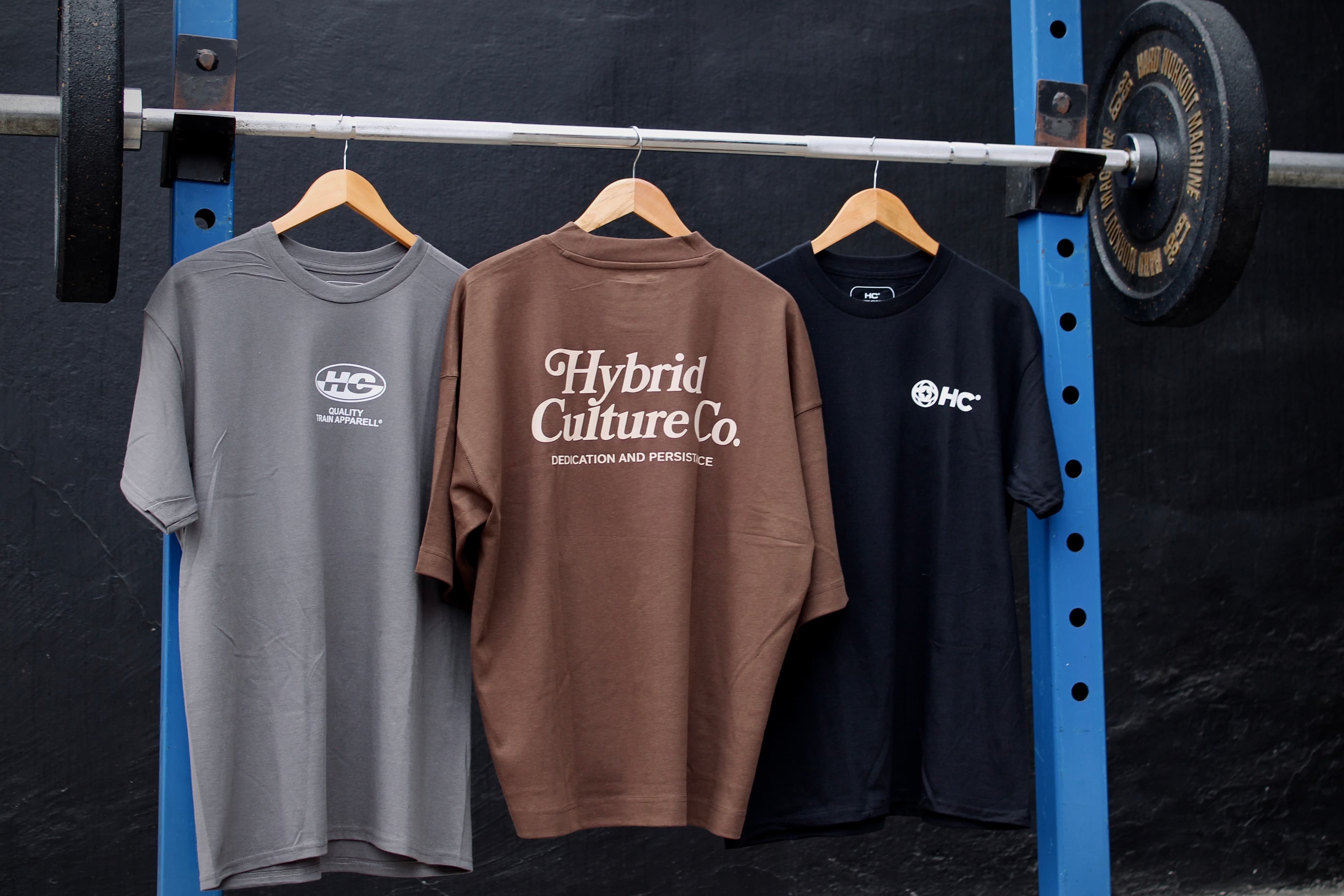 Selección de poleras Hybrid Culture exhibidas en el box