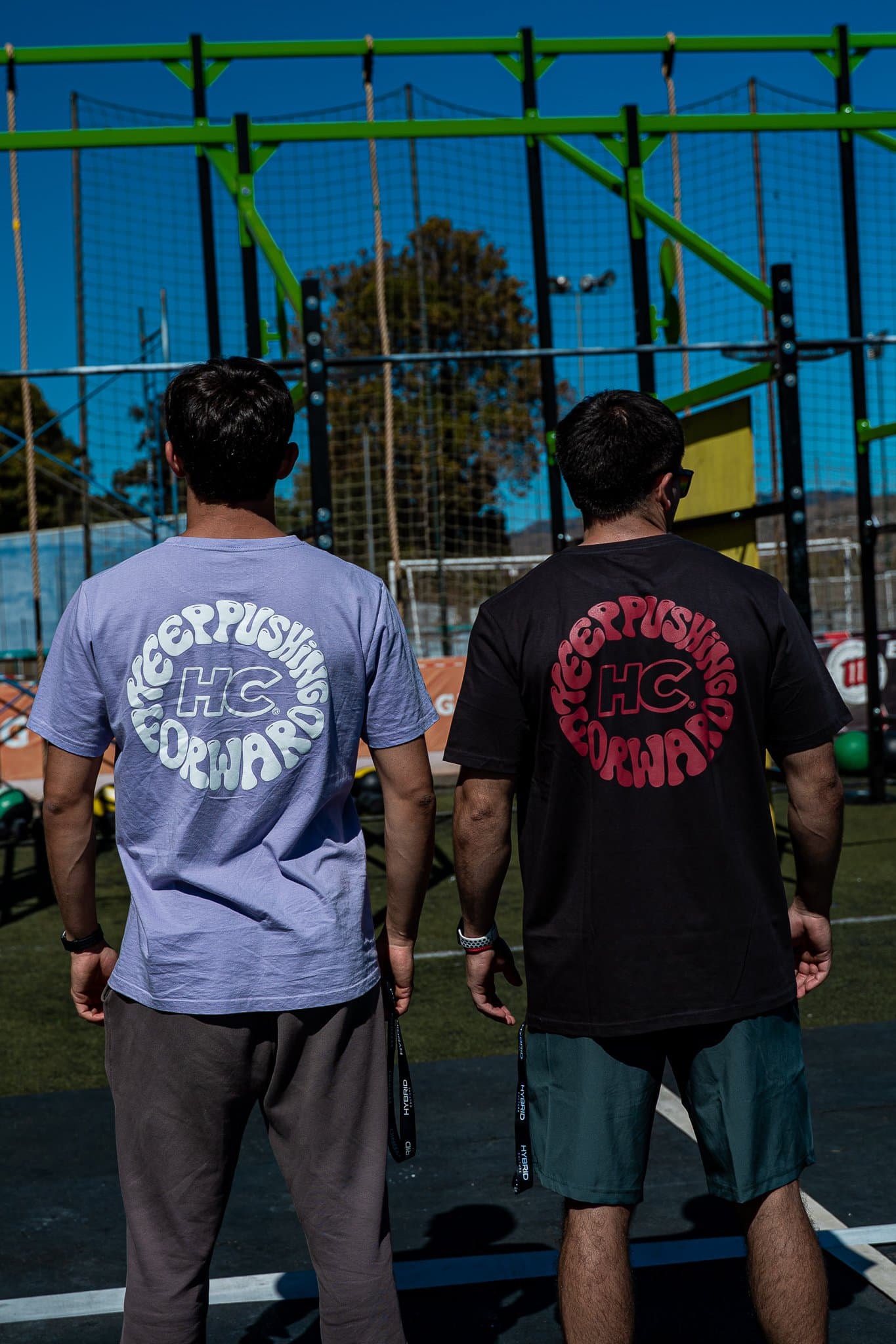 Poleras lila y negra del Drop 03 vistas desde atrás