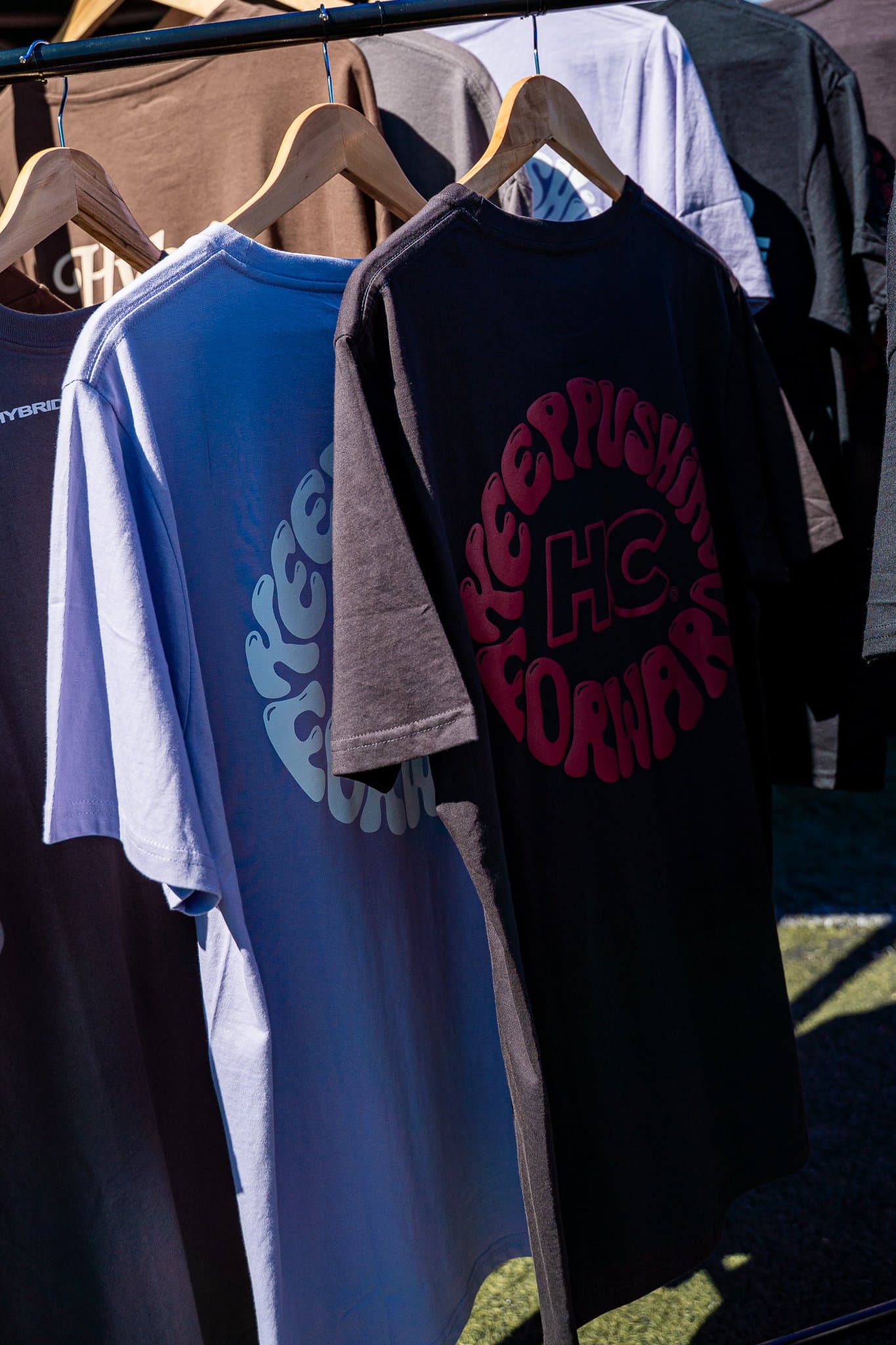 Detalle de las poleras del Drop 03 exhibidas